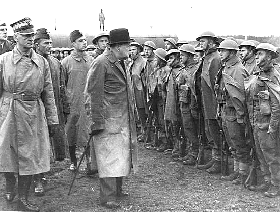 Winston Churchill z polskim wojskiem